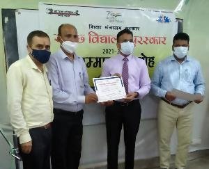 Clean School Award to GAV, Deputy Commissioner Nipun Jindal honored Principal Sunil Kant Chadha in diet