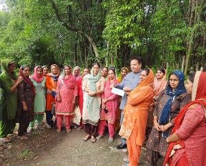Surendra Kaku distributed checks to Mahila Mandal in village Kohala under Jan Ashirwad Yatra