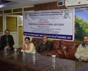 दिव्यांग जनों के उत्थान के लिए समर्पण के साथ कार्य करना आवश्यक-विवेक चंदेल