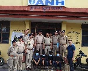 Police station in-charge Subhash Shastri's team caught the gang of thieves