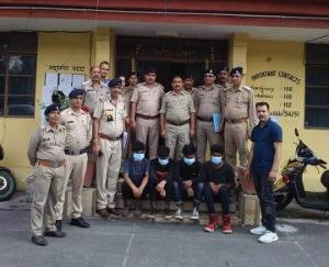 Police station in-charge Subhash Shastri's team caught the gang of thieves