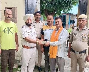 Dehra: Haripur police station in-charge Nazir Singh showed honesty by returning money