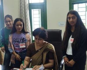 SFI RKMV unit submitted a memorandum to the principal against ABVP