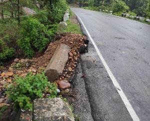 Dang fell on Dadasiba bridge due to non-drainage of rain water