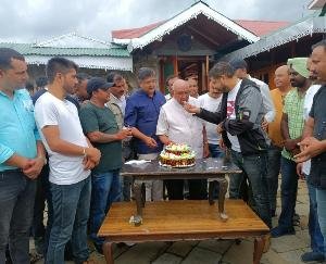 On the birthday of Brij Bihari Butel, fruits were distributed to the patients in the hospital