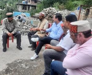 HPMC Vice President Ram Singh met the affected family in Dharth village