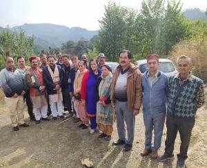 भाजपा कार्यकर्ताओं ने शहीद मनीष ठाकुर के घर जाकर किया शोक व्यक्त 