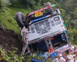Apple-laden truck rolled over Shimla's Mehli-Shoghi bypass road