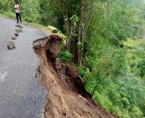 crack in the middle of the road, a big accident averted