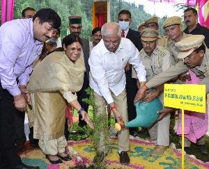 Governor launches greenery plantation campaign from Jhundi Panchayat of Mandi