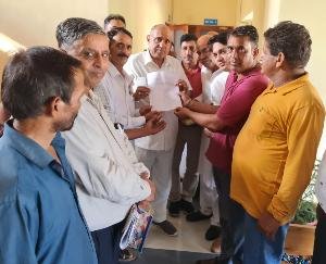 Delegation met Avinash Rai Khanna regarding demands under the chairmanship of Virendra Chaudhary
