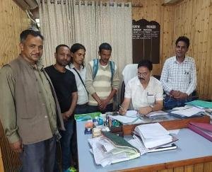 Local people mobilized to improve the bad roads of Tirthan Valley and protect life and property