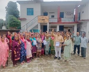 Former MLA Kaku gave two lakhs each for the construction of two Mahila Mandal buildings