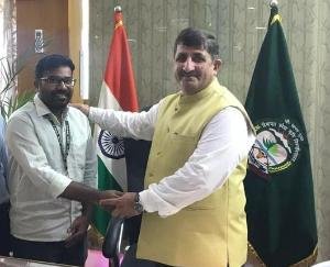 Take the blessings of the Vice Chancellor, Raju left for America