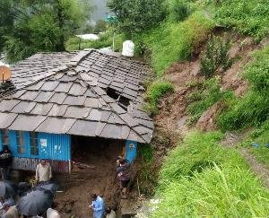 Kullu: Debris entered the house after breaking the wall in Aani's chai, the death of the grandmother-Dohti sleeping inside