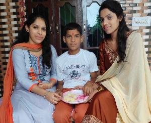 Sisters pray for the long life of their brother Anmol on the occasion of Rakshabandhan