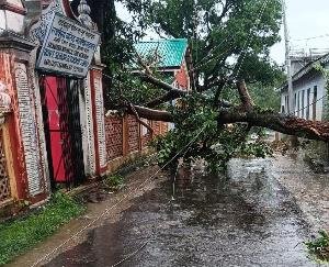 Half storm and torrential rain caused destruction in areas like Garli Maniala etc.