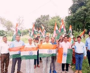 In Thakurdwara school, a rally was taken out in the school under the tricolor.