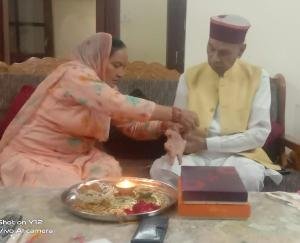 Sujanpur : Prof. Dhumal tied rakhi to his sisters
