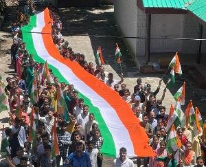 On the occasion of 75 years of independence, Naveen Sharma took out the tricolor yatra with 75 feet tricolor