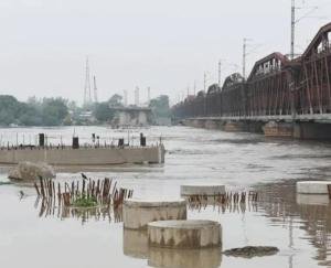 Flood threat looms large due to rising water level of Yamuna in Delhi