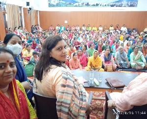 Amita Rana gave instructions to booth friends regarding the preparations for the conference of Mahila Morcha
