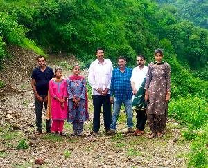 Jaisinghpur: Even after 75 years of independence, people of Draman and Amotu villages are facing the problem of road and water.