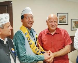 Ravinder Dogra joins AAP, Manish Sisodia gets membership