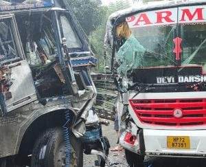 Noorpur: Strong collision between private bus and oil tanker in Sadwan