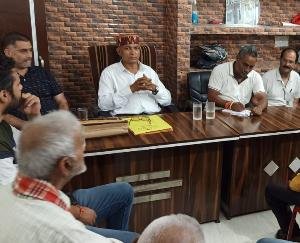 Hamirpur: District Council Vice President Naresh Kumar Tailor visited the Gram Panchayat Dugli Dabreda