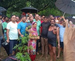 Jaisinghpur: Rescued husband and wife trapped in Lambagaon Beas river