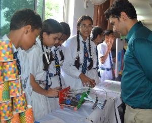 बद्दी के विवेक इंटरनेशन स्कूल में विज्ञान प्रदर्शनी का अवलोकन करते हुए स्कूल के शैक्षणिक निदेशक तुषार शर्मा