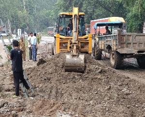 बरोटीवाला रोड पर लोक निर्माण विभाग द्वारा जल भराव को हटाने के लिए बनाई जा रही नाली।
