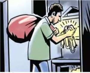 Thieves clean their hands on gold, silver jewelry and cash from the house in Darang