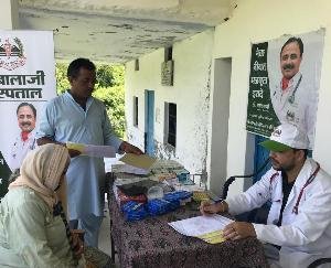 People are getting health benefits from door to door, team of Shree Balaji Hospital reached Jalakh