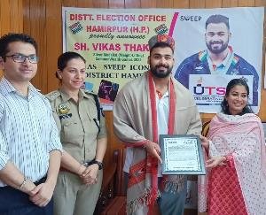 Vikas Thakur was made the sweep icon of Hamirpur district (symbol representative)
