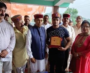 Sujanpur: Former Chief Minister congratulated Siddhant, who won the gold medal in National Power Lifting