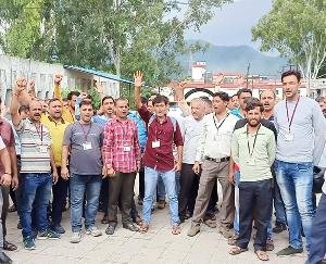 Barotiwala: Workers raised slogans for not getting minimum wage