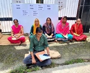 School Management Committee held a symbolic protest in Banuri