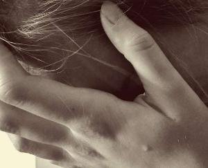 छात्रा द्वारा तीसरी मंज़िल से छलांग लगाकर आत्महत्या करने का प्रयास 