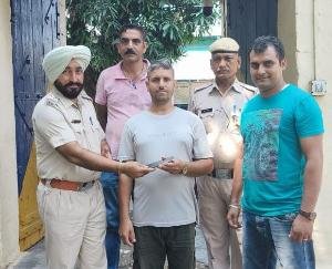 देहरा: हरिपुर पुलिस ने सुरक्षित लौटाया व्यक्ति का खोया हुआ मोबाइल फोन