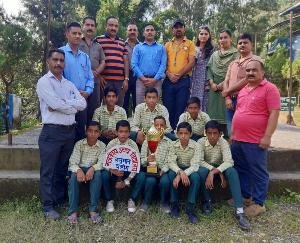 दाड़लाघाट : जिला स्तरीय अंडर-14 स्कूली खेलकूद प्रतियोगिता में हनुमान बडोग की खो-खो टीम ने कि जीत हासिल 