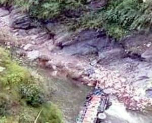 Truck laden with apples falls in river near Theog Maipul, truck driver injured