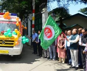  शिमला :मुख्यमंत्री ने 30 नई एम्बुलेंस को हरी झण्डी दिखाकर किया रवाना 