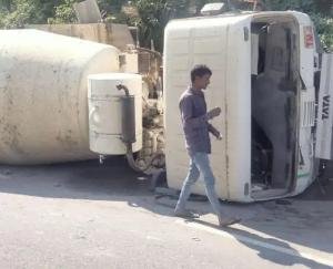Mixer truck overturned on the road in Kotkhai, three injured including driver