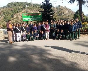 विद्यार्थियों ने ली जानकारी कैसे बनता है बिस्कुट