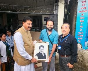 Sketch artist Vishal Sindhi presented Rakesh Pathania with his sketch