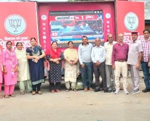 Sujanpur: The public heard the Prime Minister's live speech by the LED on the jeep