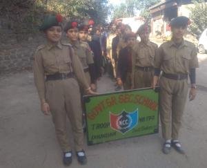 धुन्दन मे स्वच्छता पखवाड़े के अंतर्गत एनसीसी कैडेट्स ने निकली जागरूकता रैली 