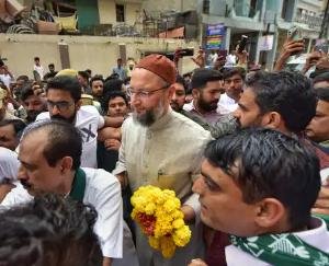 Black flags shown to Owaisi in Surat, 'Modi-Modi' slogans raised in the meeting